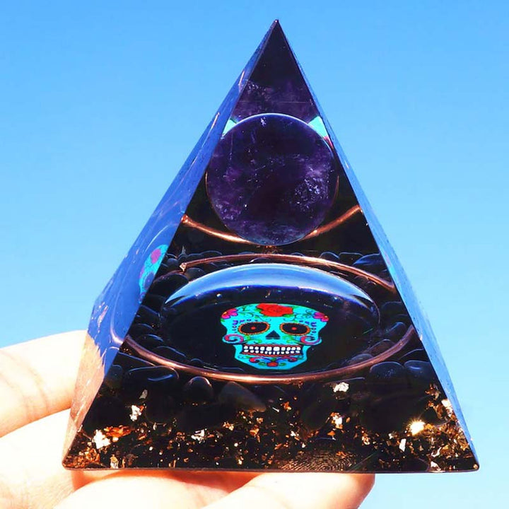 Pyramide d'orgone symbole crâne améthyste et obsidienne Olivenorma