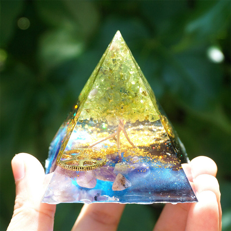 Pyramide d'orgone en améthyste péridot Olivenorma avec tourmaline noire