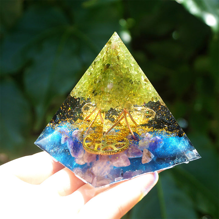 Pyramide d'orgone en améthyste péridot Olivenorma avec tourmaline noire