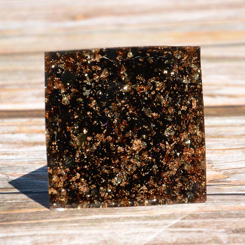 Sphère d'améthyste Olivenorma avec pyramide d'orgone en obsidienne 