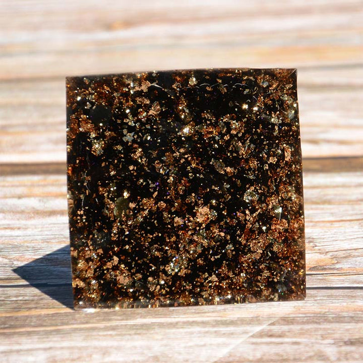 Sphère d'améthyste Olivenorma avec pyramide d'orgone en obsidienne 