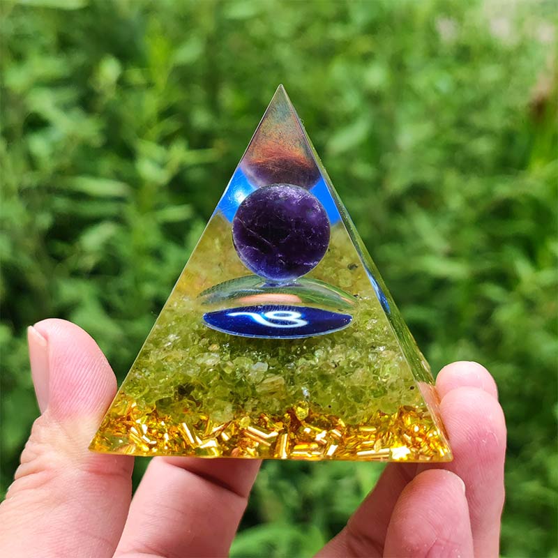 Pyramide d'orgone du zodiaque Lion en améthyste Olivenorma avec péridot