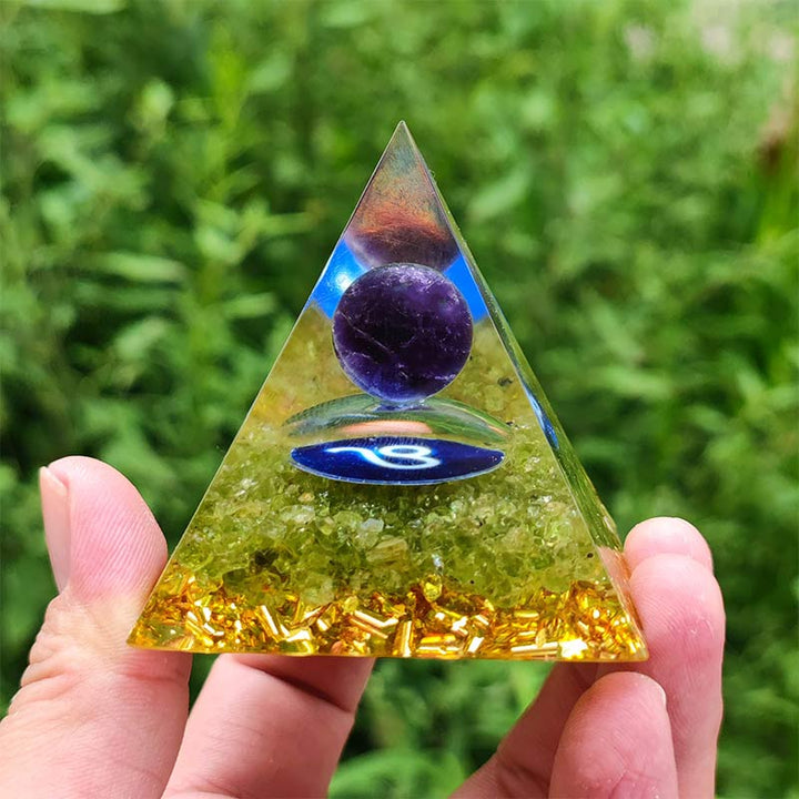 Pyramide d'orgone du zodiaque Lion en améthyste Olivenorma avec péridot