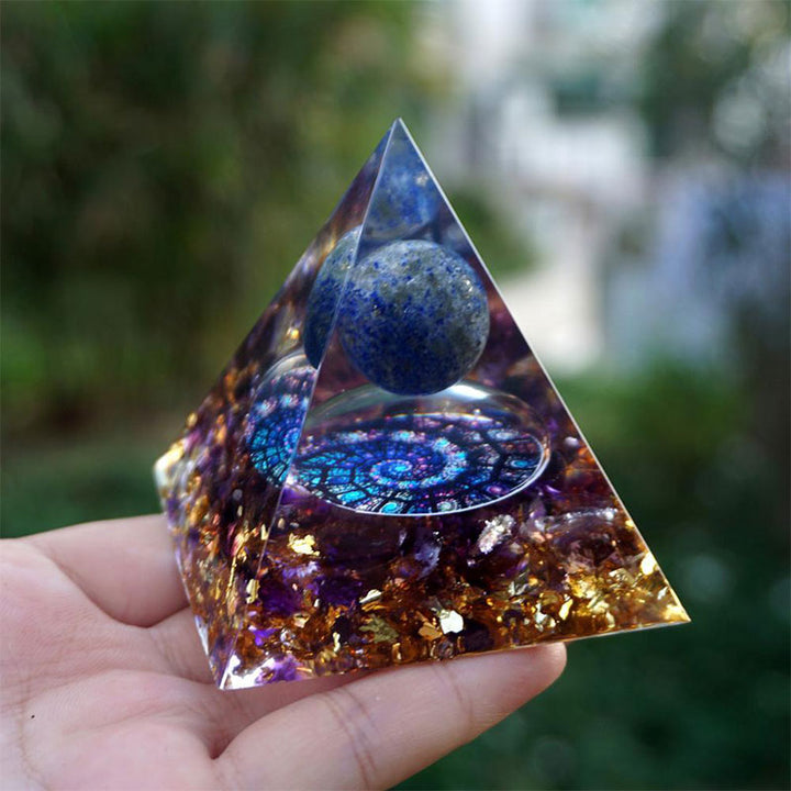 Sphère de lapis-lazuli Olivenorma avec pyramide d'orgone en améthyste 