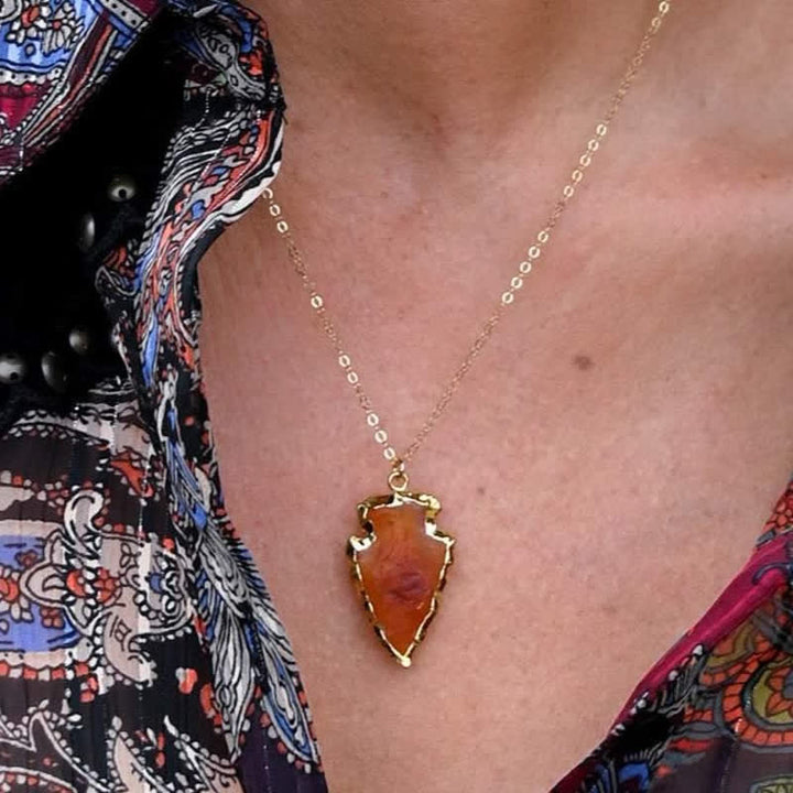 Collier en cristal en forme de feuille de cornaline avec bordure dorée