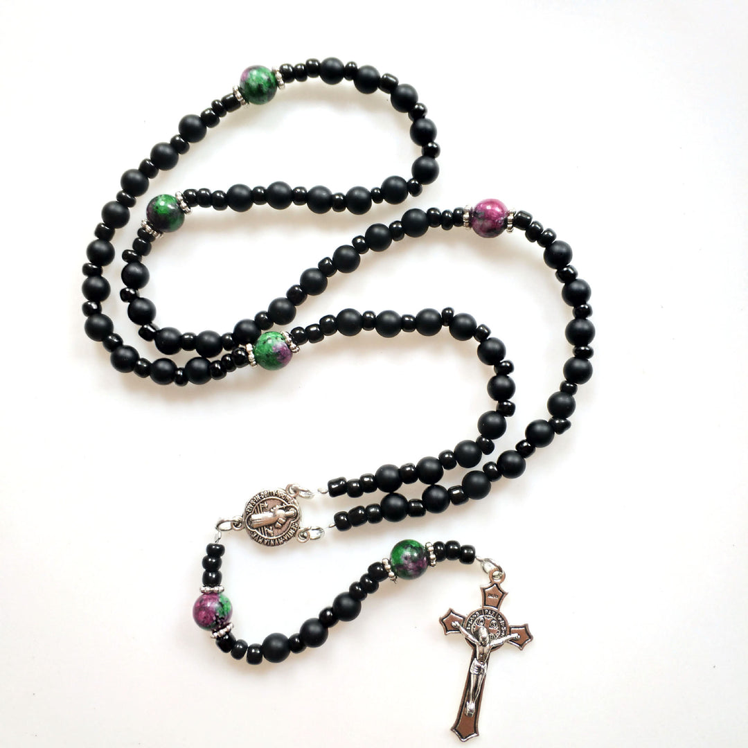 Collier chapelet en forme de croix avec onyx noir, rubis et zoïsite Olivenorma