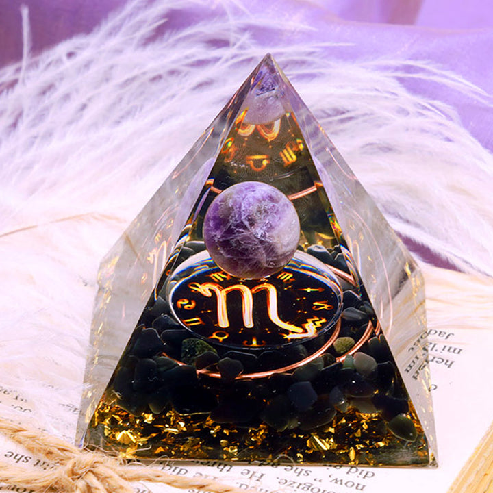 Sphère d'améthyste Olivenorma avec pyramide d'orgone du zodiaque Scorpion en obsidienne