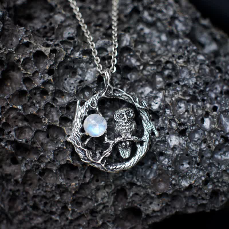 Collier rétro en pierre de lune avec hibou de la renaissance