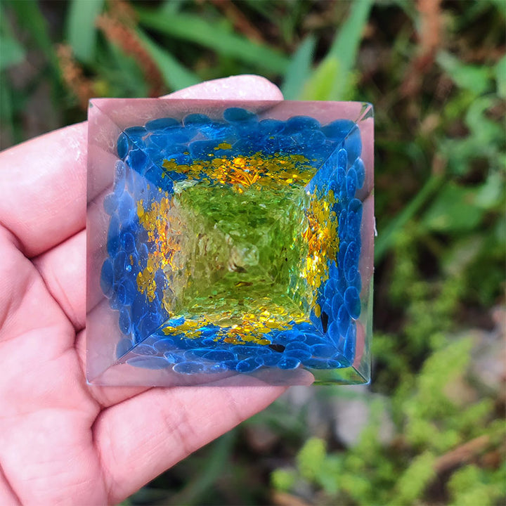 Pyramide d'orgone arbre de vie en kyanite Olivenorma avec péridot