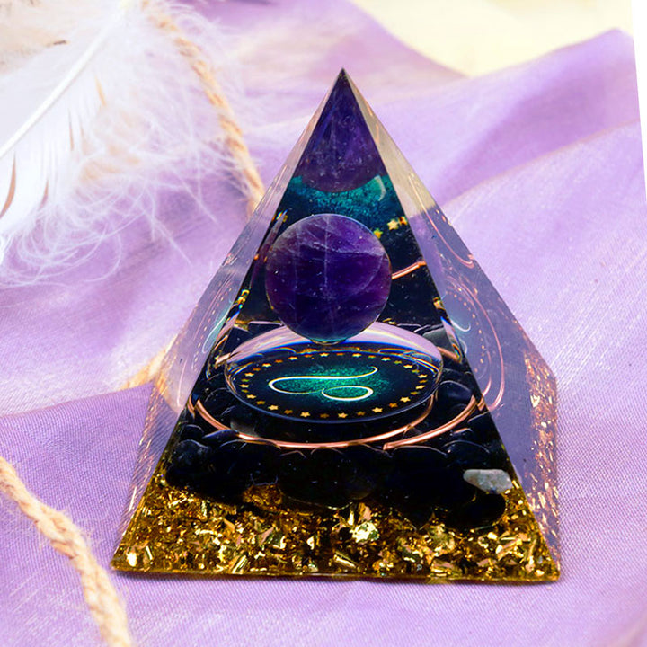 Sphère d'améthyste Olivenorma avec pyramide d'orgone du zodiaque Lion en obsidienne