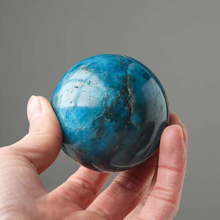 Sphère de cristal de force en apatite bleue - image 4