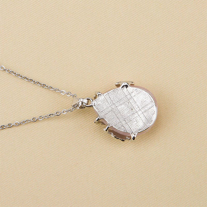 Collier en pierres précieuses avec ailes de papillon en cristal