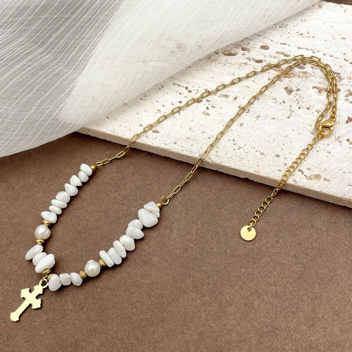 Collier en jade blanc irrégulier avec croix en gravier et perles faites à la main Olivenorma
