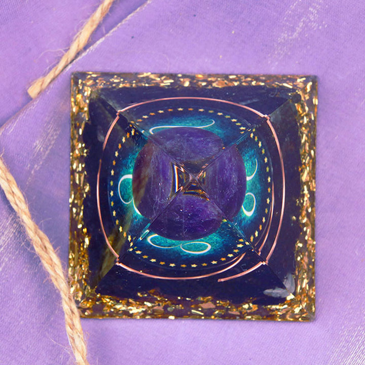 Sphère d'améthyste Olivenorma avec pyramide d'orgone du zodiaque Lion en obsidienne