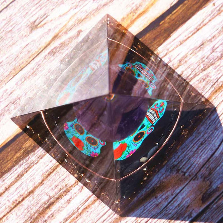 Pyramide d'orgone symbole crâne améthyste et obsidienne Olivenorma