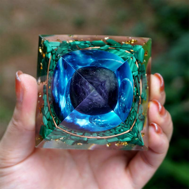 Pyramide d'orgone en améthyste Olivenorma avec malachite