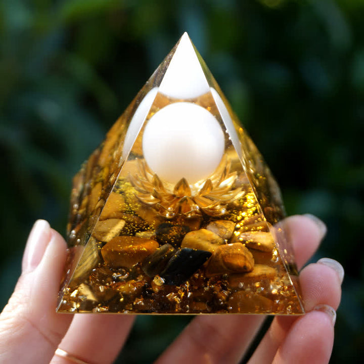 Sphère d'agate blanche Olivenorma avec pyramide orgone de lotus œil de tigre