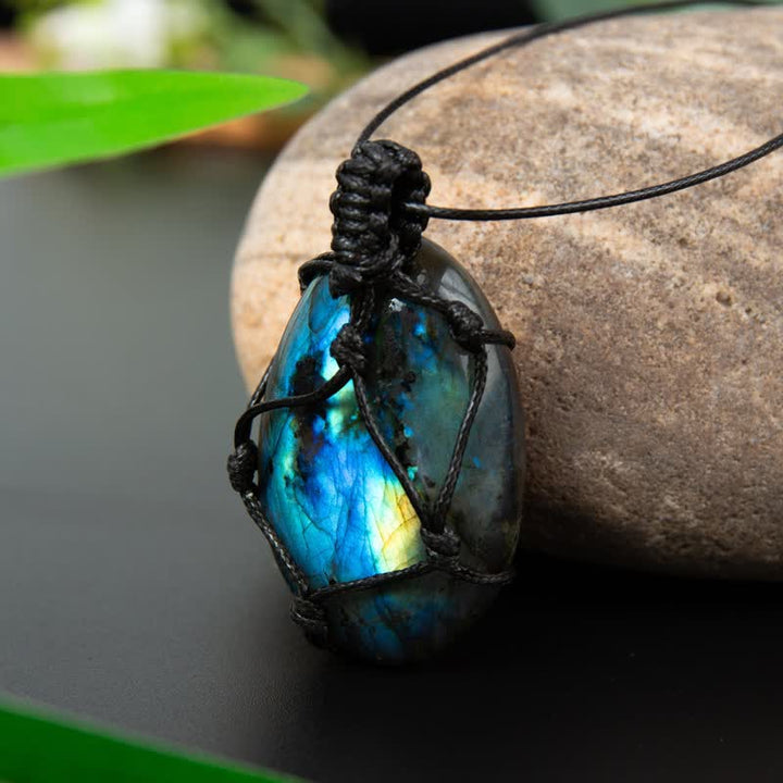 Collier en pierre de labradorite naturelle avec cœur de dragon enveloppé Olivenorma