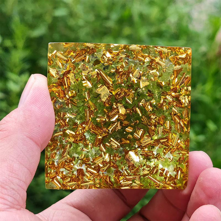 Pyramide d'orgone du zodiaque Lion en améthyste Olivenorma avec péridot