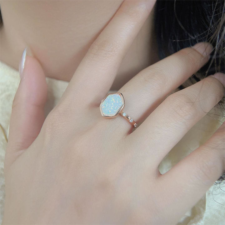 Bague Olivenorma en zircon brut opale hexagonale