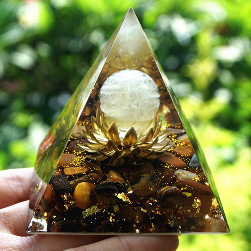 Pyramide orgone en cristal transparent avec symbole de lotus et œil de tigre Olivenorma