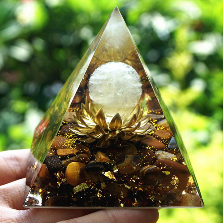 Pyramide orgone en cristal transparent avec symbole de lotus et œil de tigre Olivenorma