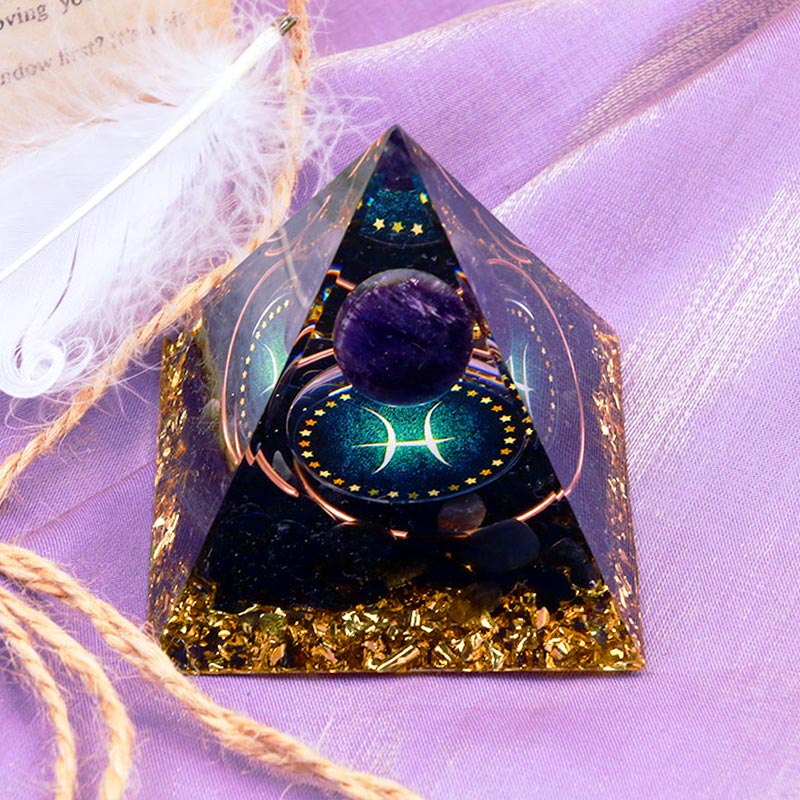 Sphère d'améthyste Olivenorma avec pyramide d'orgone du zodiaque Poissons en obsidienne