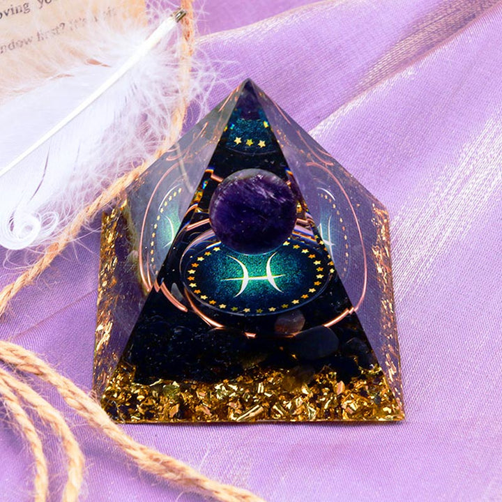Sphère d'améthyste Olivenorma avec pyramide d'orgone du zodiaque Poissons en obsidienne