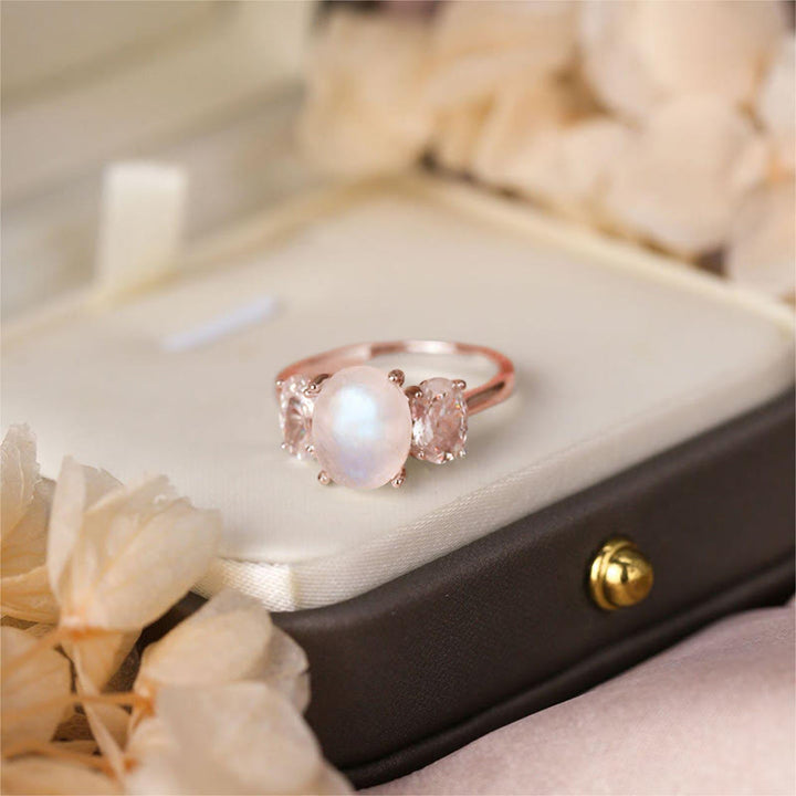 Bague en or rose avec trois diamants et pierre de lune et zircon blanc Olivenorma