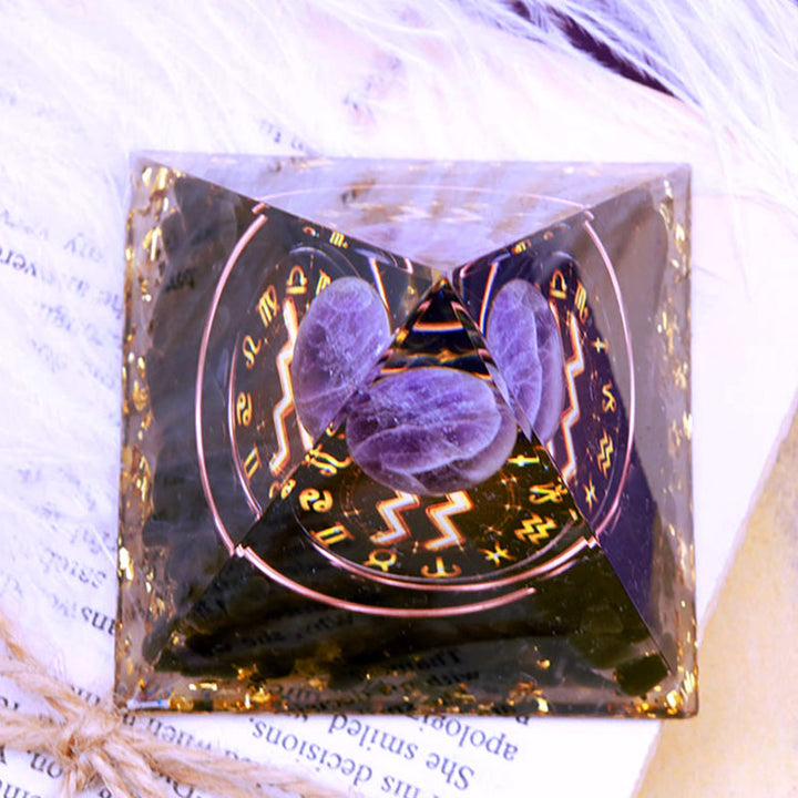 Sphère d'améthyste Olivenorma avec pyramide d'orgone du zodiaque Verseau en obsidienne
