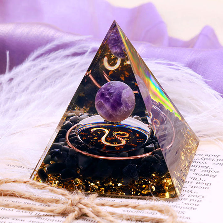 Sphère d'améthyste Olivenorma avec pyramide d'orgone du zodiaque Lion en obsidienne