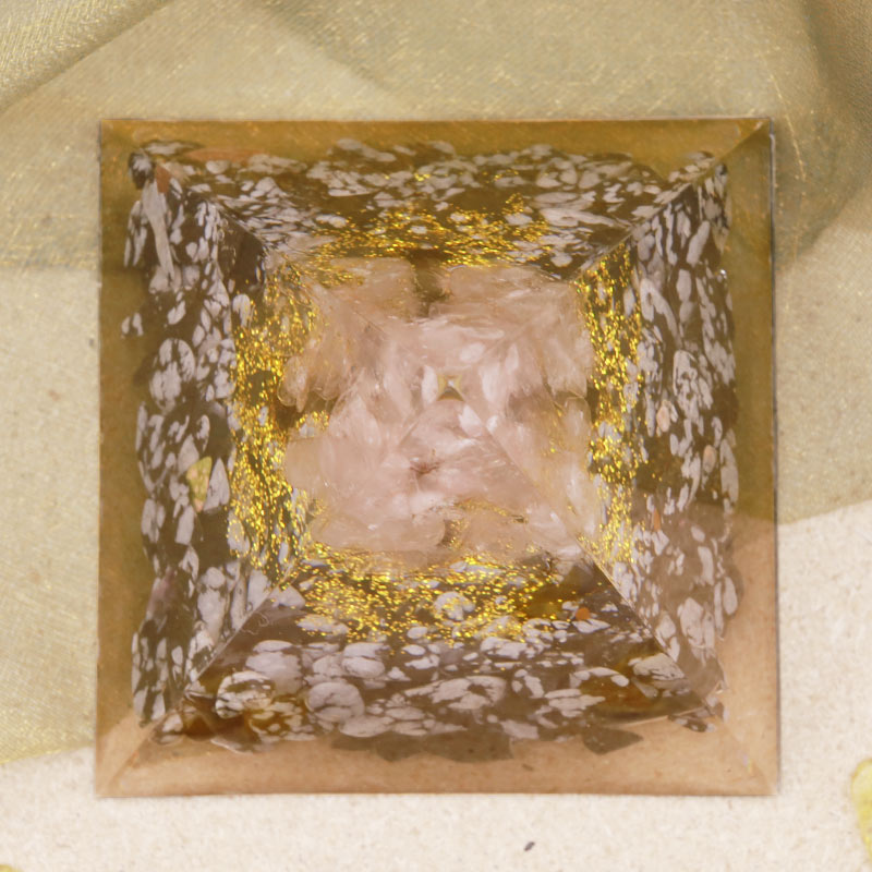 Pyramide d'orgone en quartz rose Olivenorma avec obsidienne flocon de neige