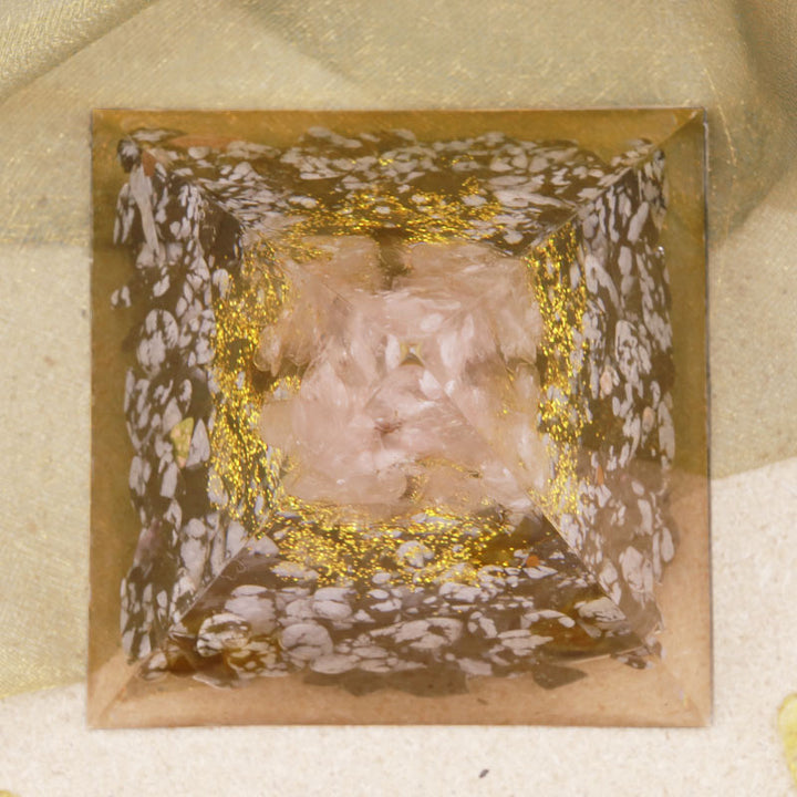 Pyramide d'orgone en quartz rose Olivenorma avec obsidienne flocon de neige