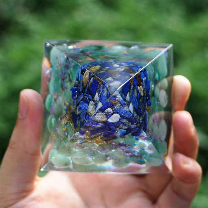 Pyramide d'orgone en lapis-lazuli Olivenorma avec aventurine verte