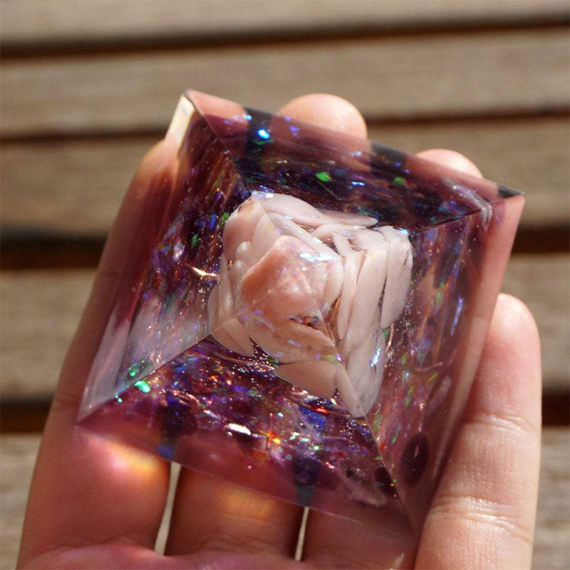 Pyramide d'orgone Olivenorma Tree Of Life en opale rose avec améthyste