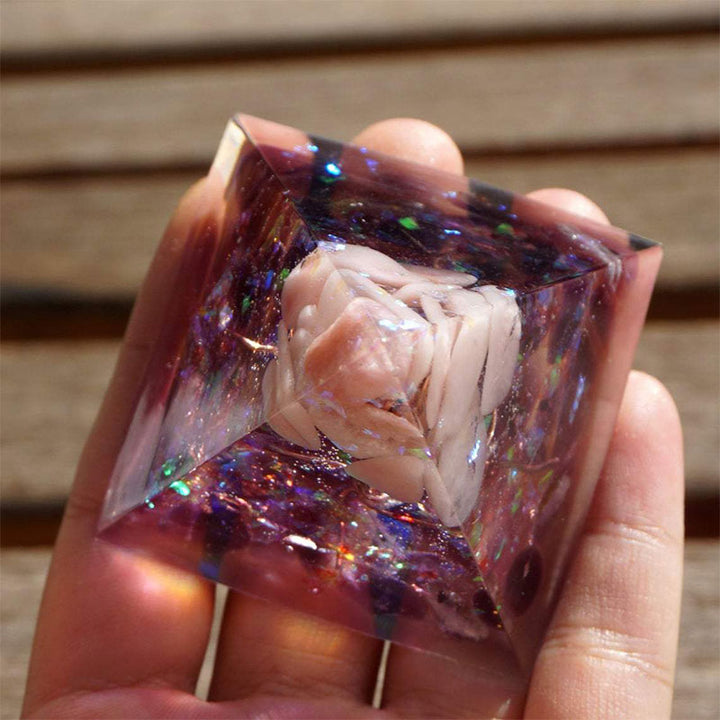 Pyramide d'orgone Olivenorma Tree Of Life en opale rose avec améthyste