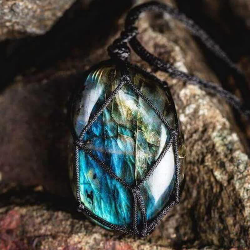 Collier en pierre de labradorite naturelle avec cœur de dragon enveloppé Olivenorma