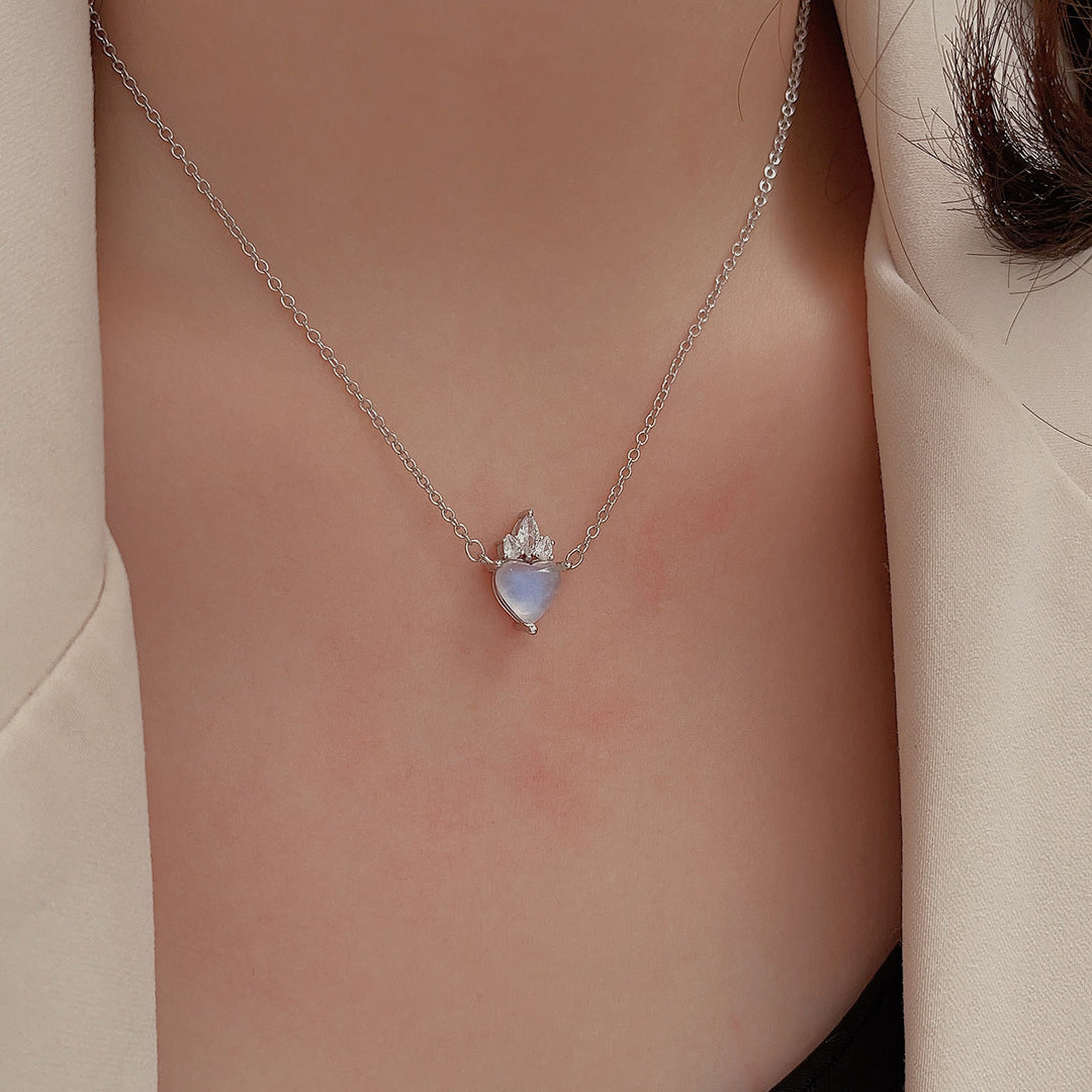 Collier pendentif décoratif en forme de cœur avec pierre de lune et zircon blanc Olivenorma 