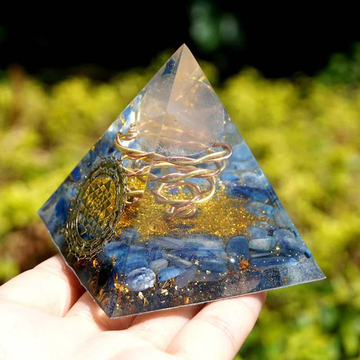 Pyramide orgonite en quartz rose et cyanite Olivenorma