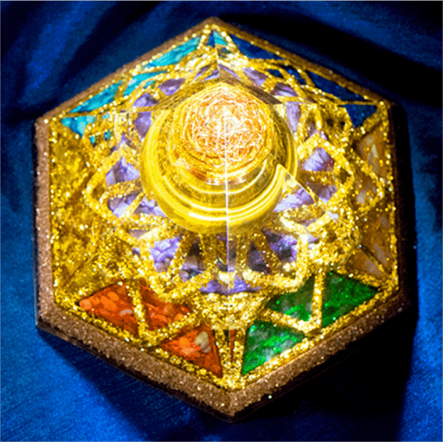 Tour de cristal hexaédrique en œil de tigre de lumière sacrée Olivenorma , pyramide orgonite
