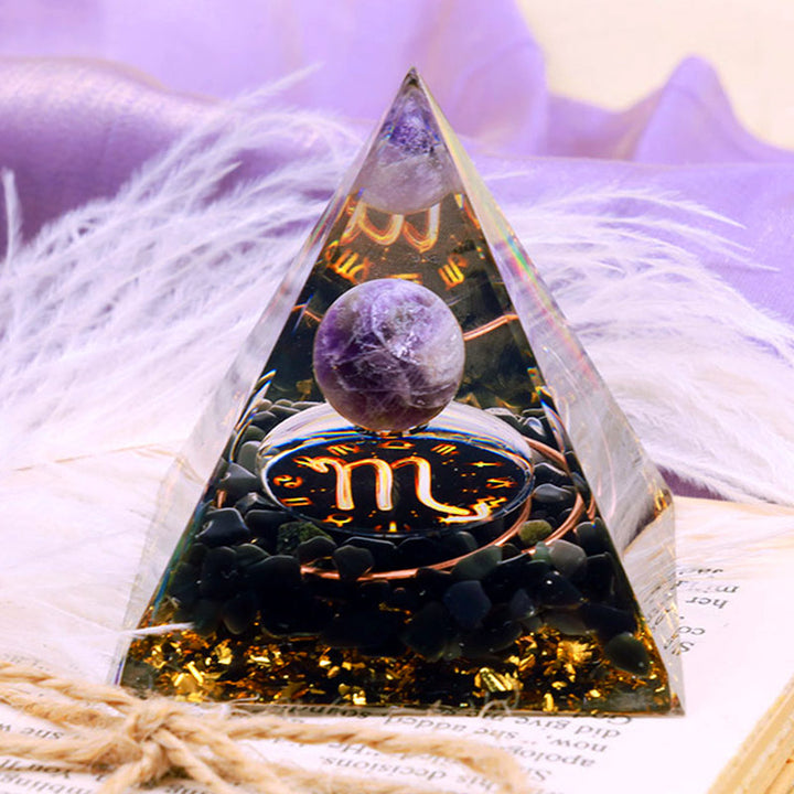Sphère d'améthyste Olivenorma avec pyramide d'orgone du zodiaque Scorpion en obsidienne