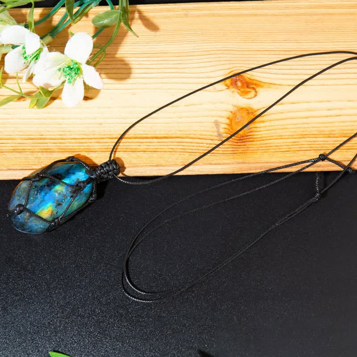 Collier en pierre de labradorite naturelle avec cœur de dragon enveloppé Olivenorma