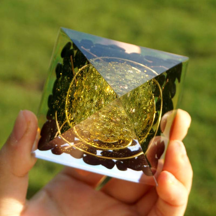 Péridot Olivenorma avec pyramide d'orgone Reiki Arbre de vie en obsidienne 