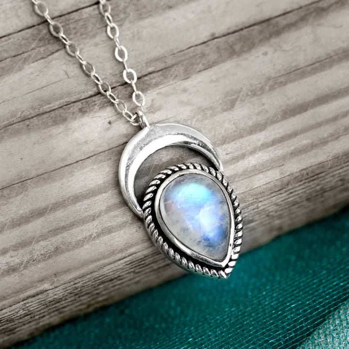 Collier en argent avec croissant de lune et pierre de lune de Bohême Olivenorma