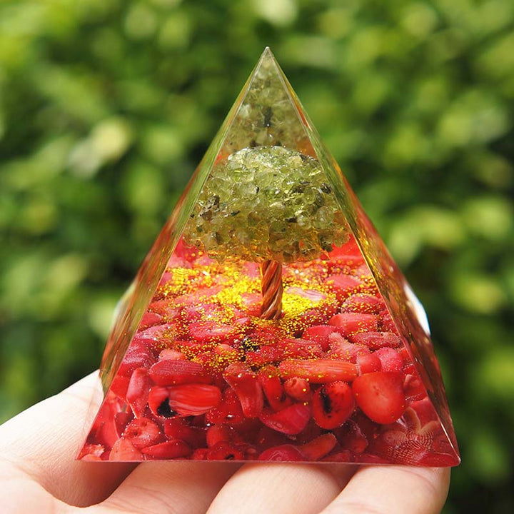 Péridot Olivenorma avec corail rouge Arbre de vie Pyramide d'orgone
