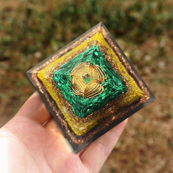 Pyramide d'orgone en malachite et citrine avec améthyste Olivenorma