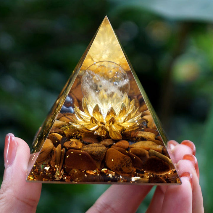 Pyramide orgone en cristal transparent avec symbole de lotus et œil de tigre Olivenorma