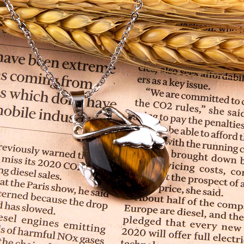 Collier en pierres précieuses avec ailes de papillon en cristal