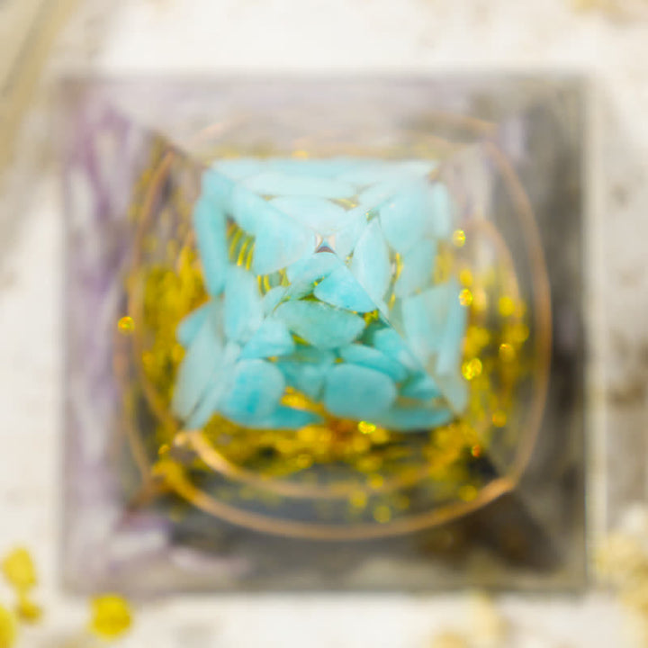 Pyramide d'orgone de l'arbre de vie en calcédoine bleue Olivenorma