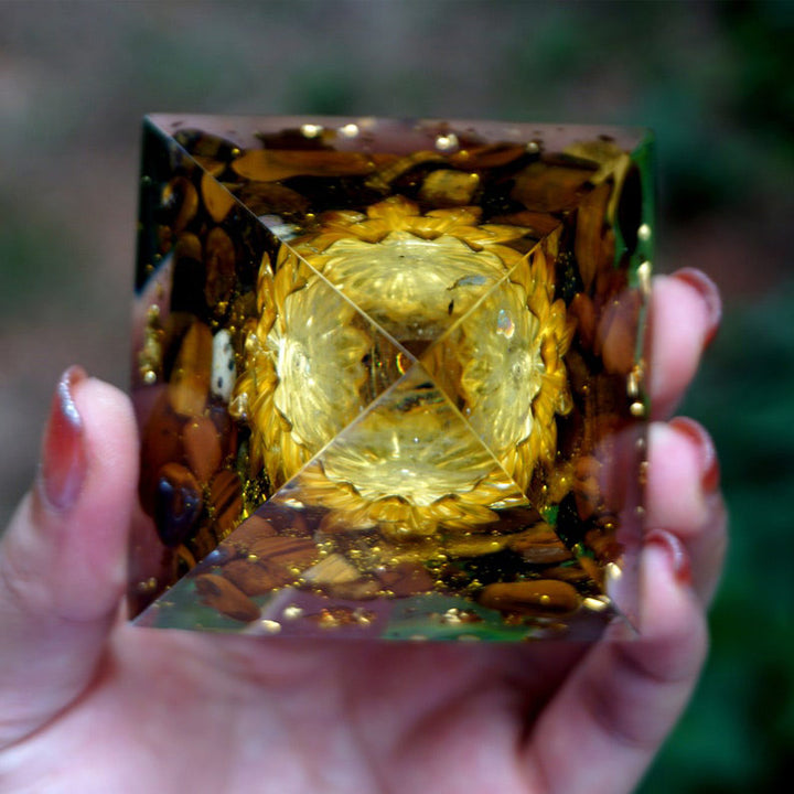 Pyramide orgone en cristal transparent avec symbole de lotus et œil de tigre Olivenorma